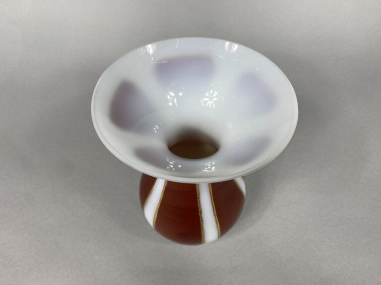 Vase à bord évasé en opaline blanche à cinq réserves brunes encadrées de filets…