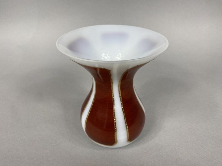 Vase à bord évasé en opaline blanche à cinq réserves brunes encadrées de filets…