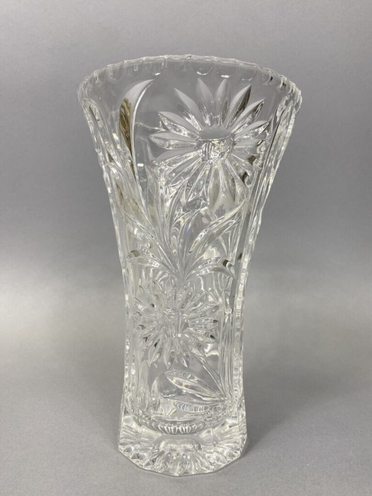 Vase à forme évasé en cristal moulé et taillé à motif floral stylisé - H : 25.5…