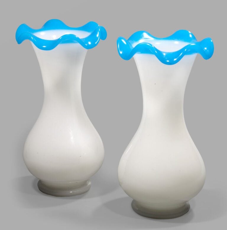 Vase balustre à bord godronné en opaline de cristal blanche ornée d'une guirlan…