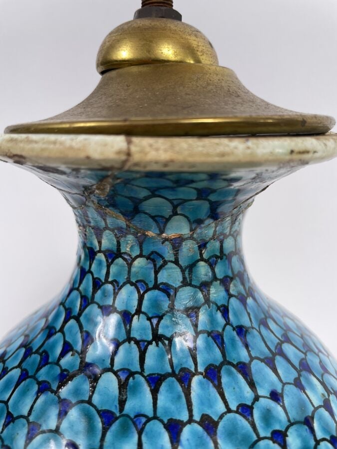 Vase balustre à décor Iznik, écailles turquoises et bouquets de fleurs dans des…