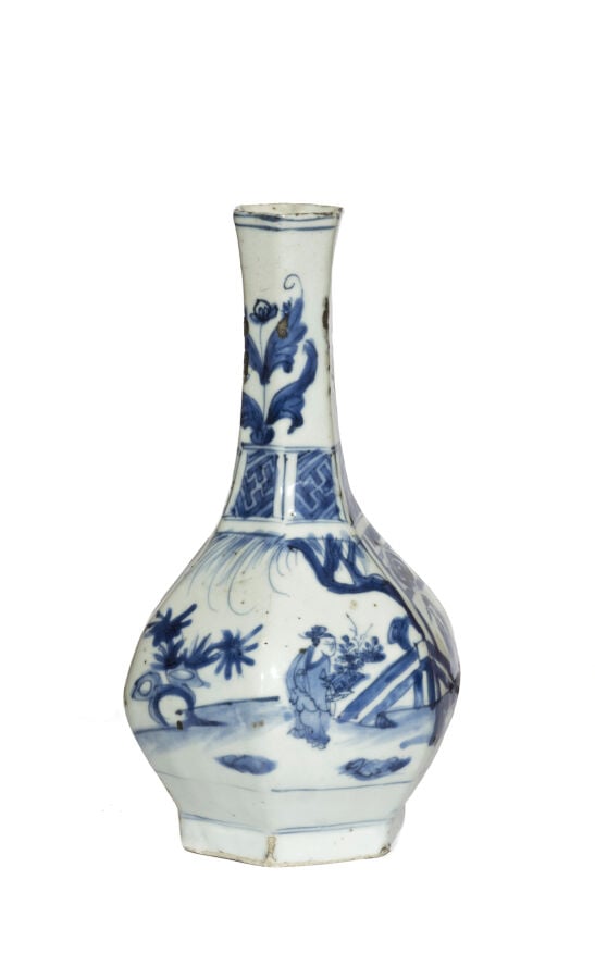 Vase balustre à six pans en porcelaine à décor en camaïeu bleu sur fond blanc d…