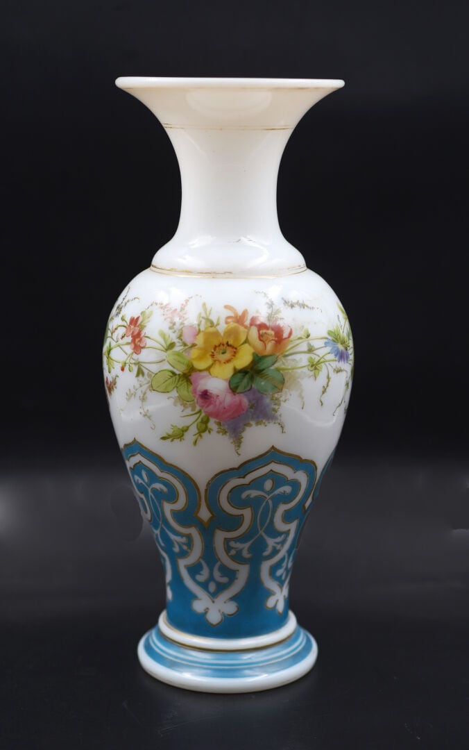 Vase balustre en opaline de cristal orné d'une guirlande de bouquets de fleurs…