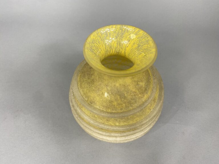Vase boule en verre satiné jaspé jaune à décor en applique de spirales - 1ère m…