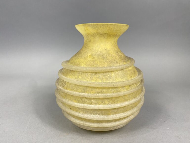 Vase boule en verre satiné jaspé jaune à décor en applique de spirales - 1ère m…