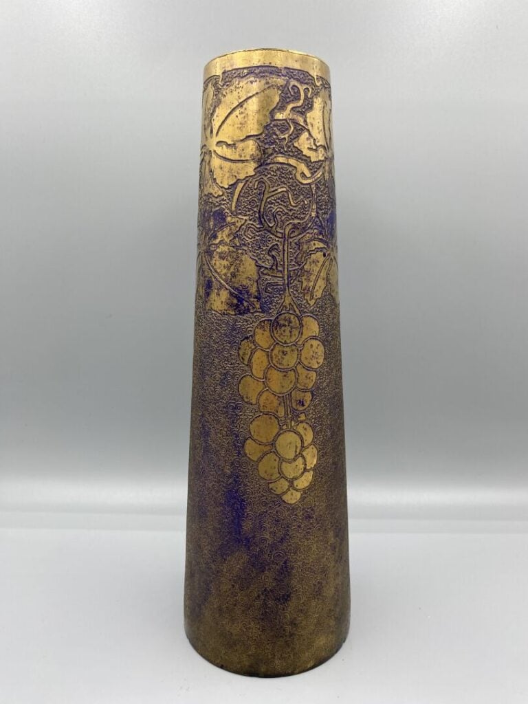 Vase conique en verre bleu à décor gravé à l'acide de pampres de vigne dorés su…