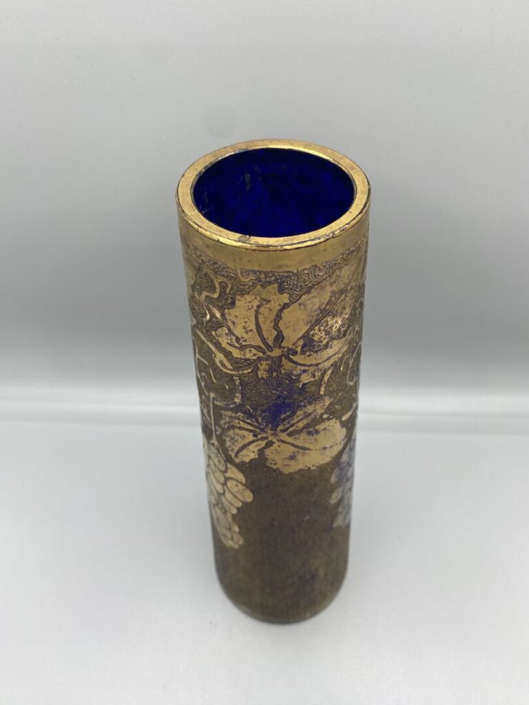 Vase conique en verre bleu à décor gravé à l'acide de pampres de vigne dorés su…