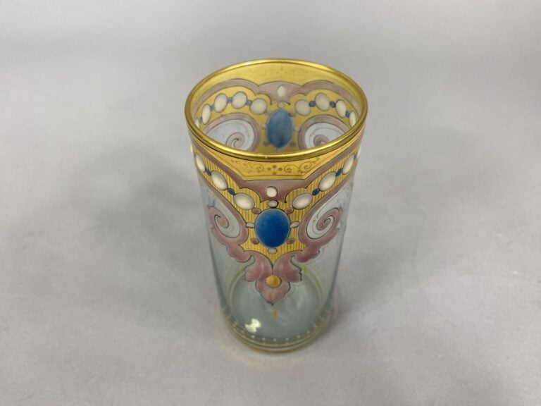 Vase cylindrique en verre émaillé à motif de rinceaux roses et de réserves doré…
