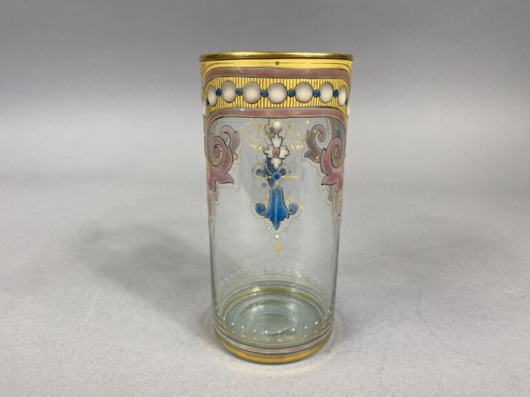 Vase cylindrique en verre émaillé à motif de rinceaux roses et de réserves doré…