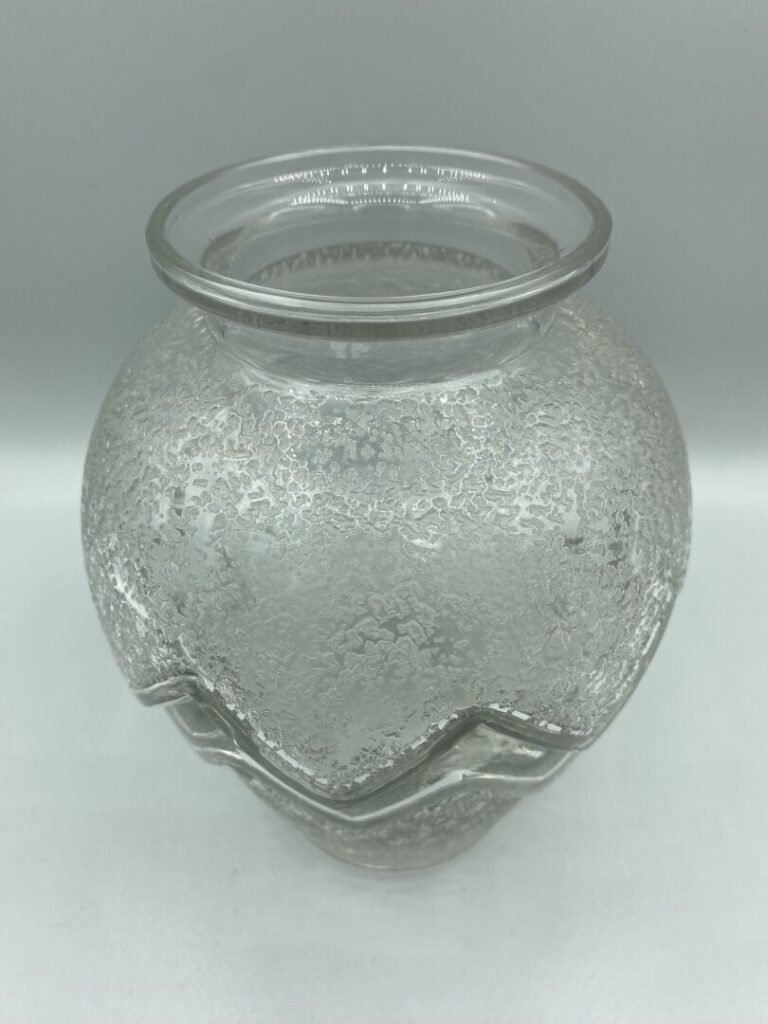 Vase de forme potiche en verre moulé d'un bandeau de chevrons sur fond granité…