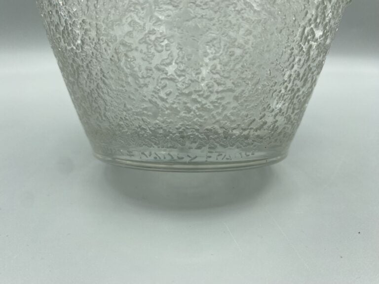 Vase de forme potiche en verre moulé d'un bandeau de chevrons sur fond granité…