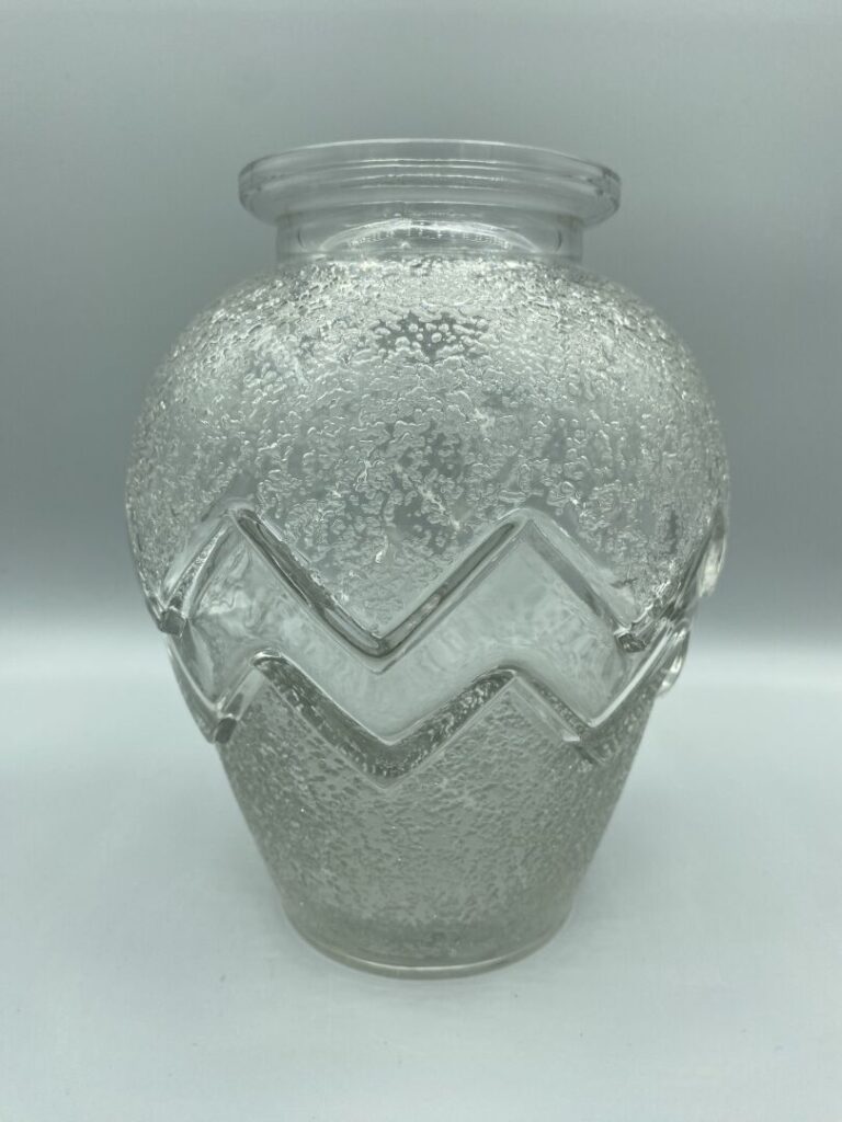 Vase de forme potiche en verre moulé d'un bandeau de chevrons sur fond granité…