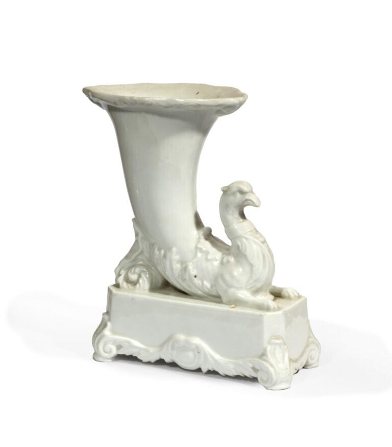 Vase en corne d'abondance et paire de bougeoirs en porcelaine émaillé blanc NYM…