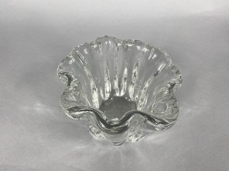 Vase en verre moulé polylobé - Signé TW et daté 1947 sous la base - D : 16 cm -…