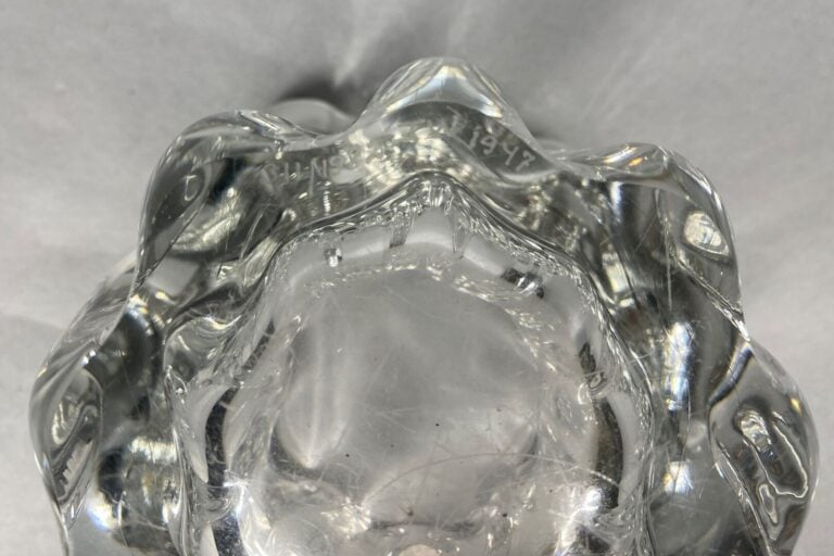 Vase en verre moulé polylobé - Signé TW et daté 1947 sous la base - D : 16 cm -…