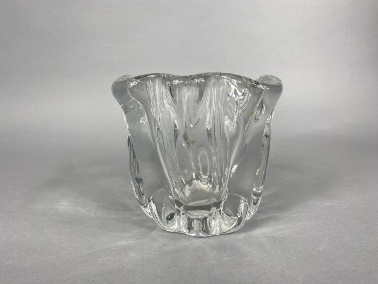 Vase en verre moulé polylobé - Signé TW et daté 1947 sous la base - D : 16 cm -…
