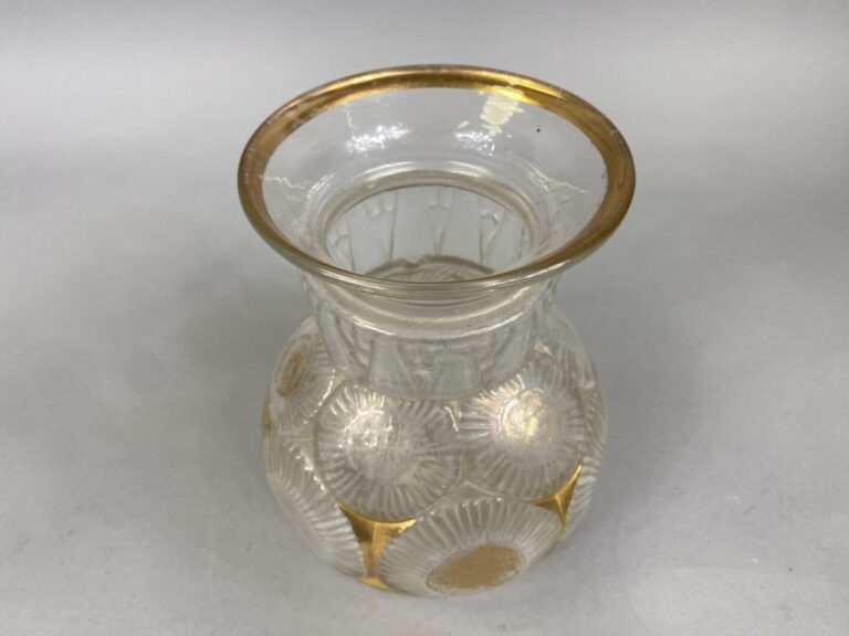 Vase globulaire en verre moulé à décor de motifs rayonnants rehaussés de dorure…
