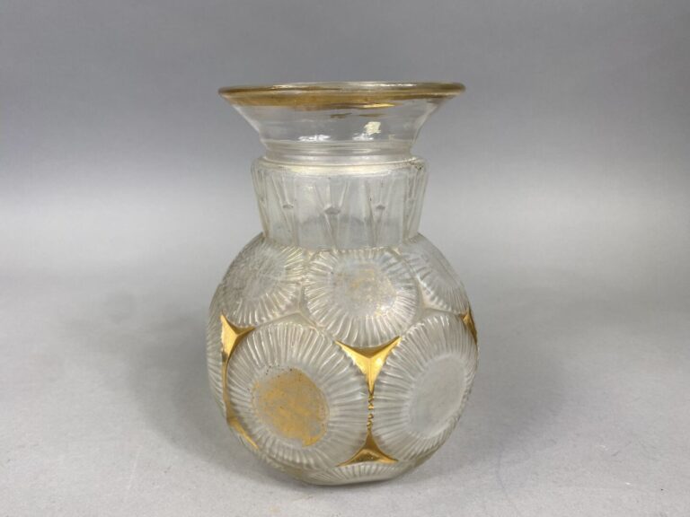 Vase globulaire en verre moulé à décor de motifs rayonnants rehaussés de dorure…