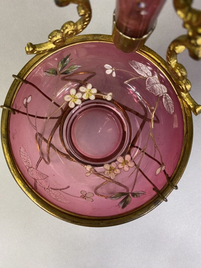 Vase soliflore en verre coloré rouge à décor émaillé - H : 24 cm