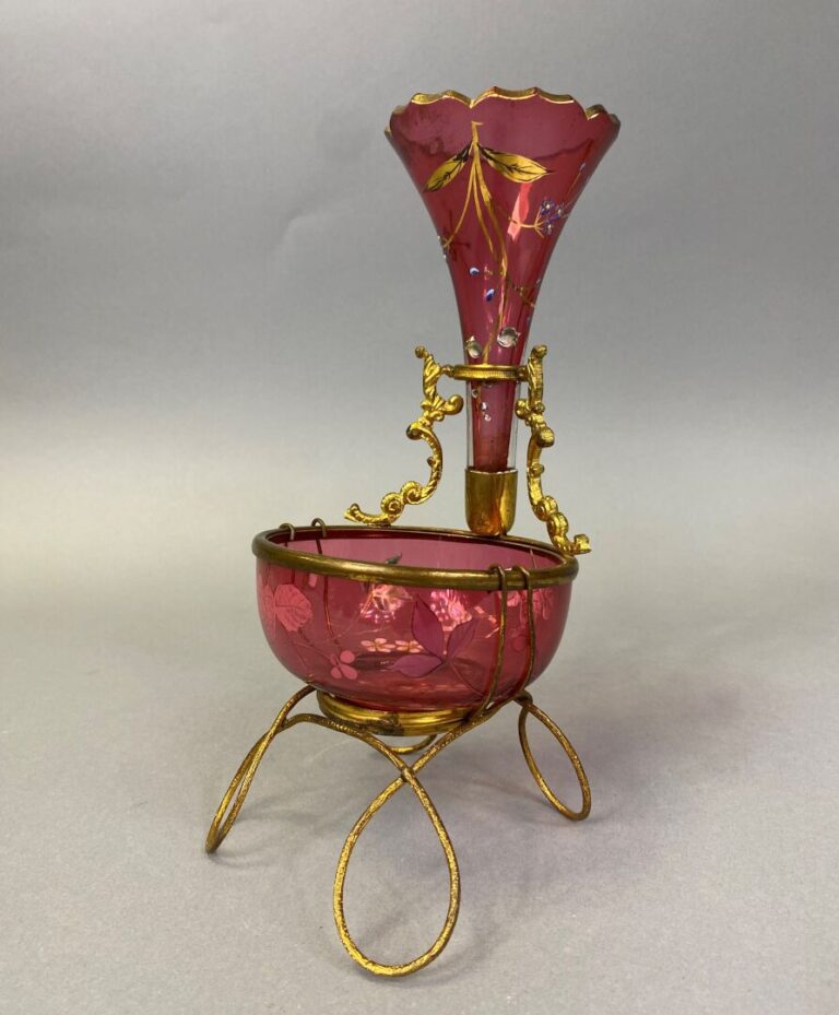 Vase soliflore en verre coloré rouge à décor émaillé - H : 24 cm