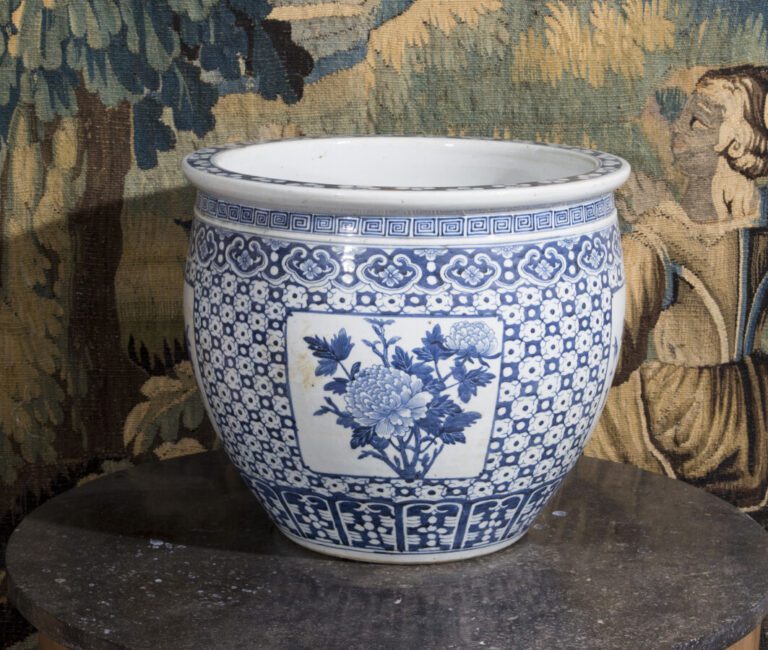 Vasque en porcelaine de CHINE à décor en camaïeu bleu de fleurs et objets mobil…