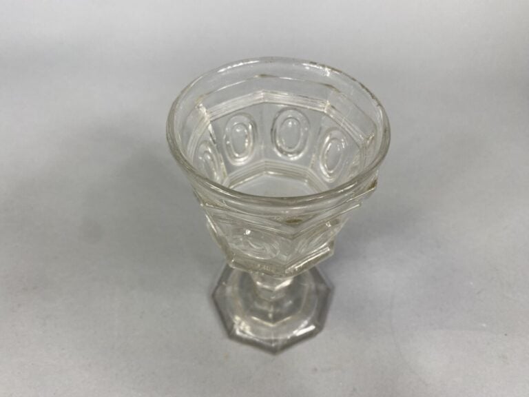 Verre à pied en verre moulé à motif de côtes plates, fenêtres ovales, filets et…