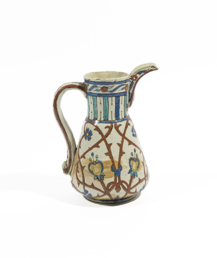 Verseuse de Kutahya - Pate siliceuse à décor en polychromie sous glaçure incolo…