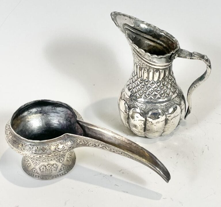 Verseuse en métal argenté à côtes en relief (Hauteur : 19 cm) et seau de bain à…
