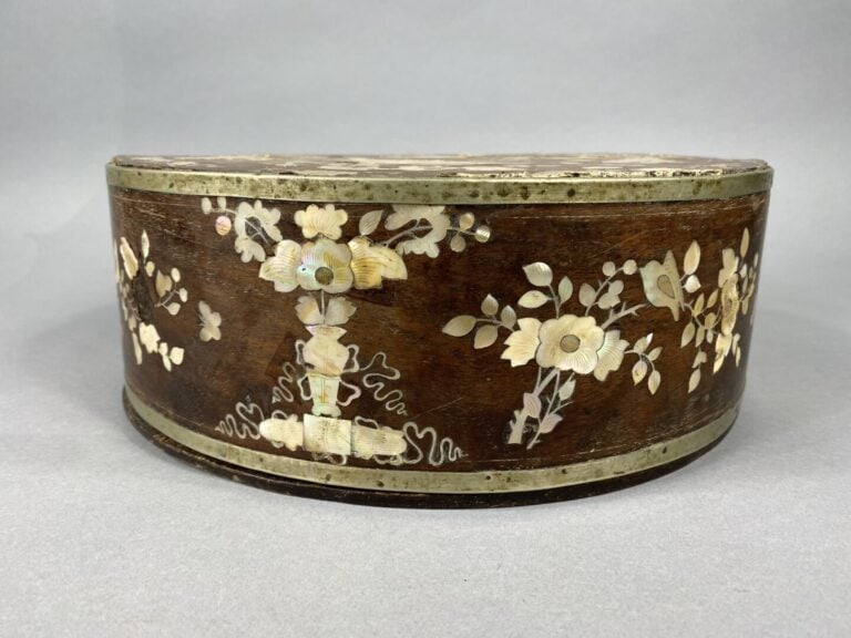 Vietnam - Boîte ronde en bois et incrustations de nacre avec cerclage en métal…