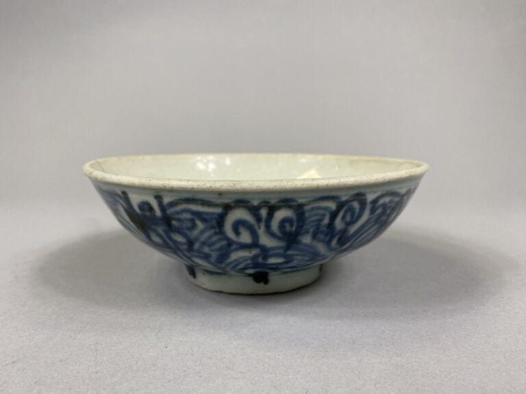 Vietnam - Ensemble de quatre céramiques bleu blanc à décor de motifs géométriqu…