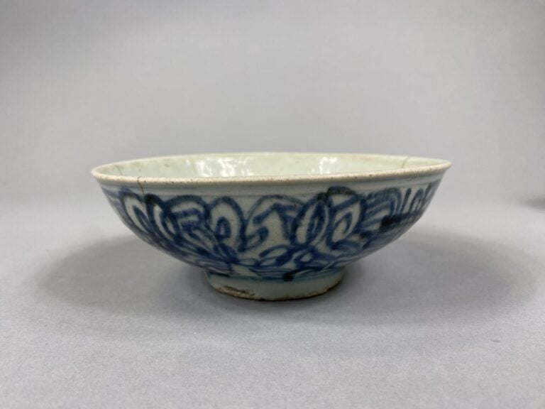 Vietnam - Ensemble de quatre céramiques bleu blanc à décor de motifs géométriqu…