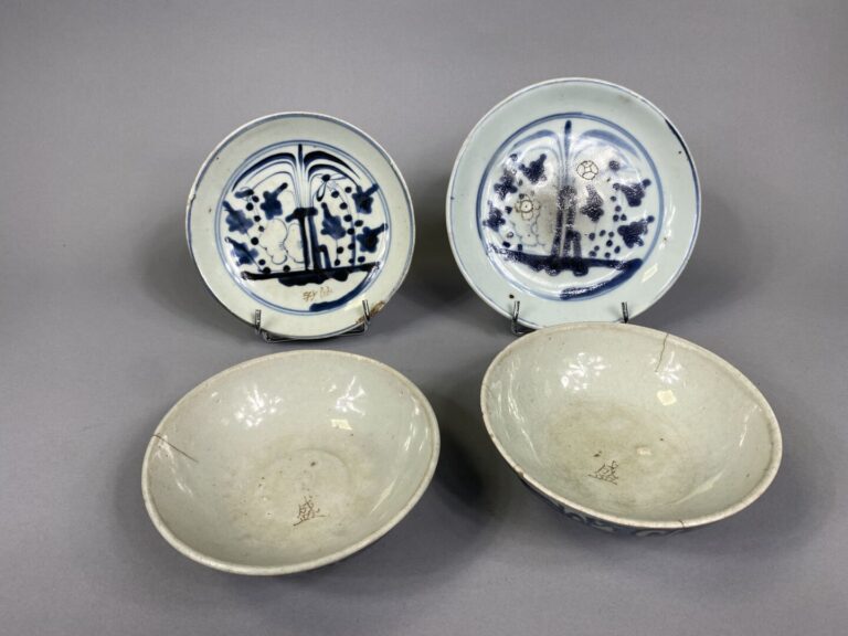 Vietnam - Ensemble de quatre céramiques bleu blanc à décor de motifs géométriqu…