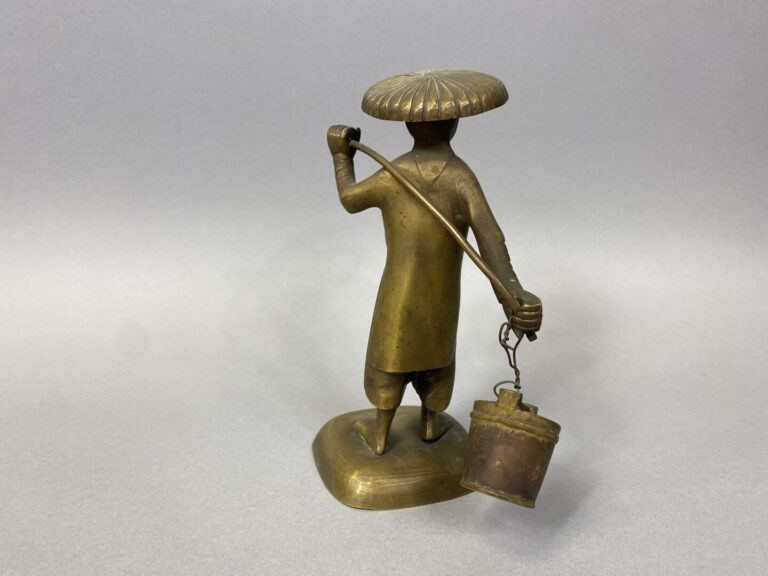 Vietnam - Sujet en bronze patiné représentant un pêcheur portant un seau - H :…