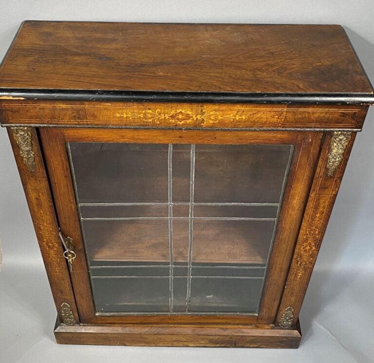 Vitrine à hauteur d'appui en bois de placage à décor marqueté et filets de bois…