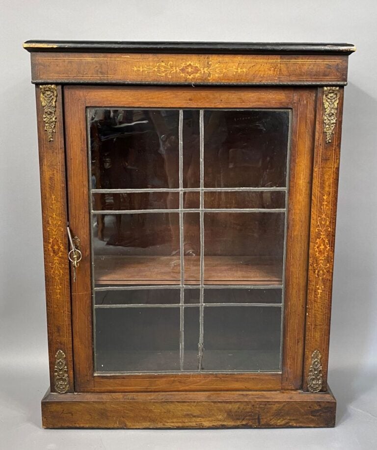 Vitrine à hauteur d'appui en bois de placage à décor marqueté et filets de bois…