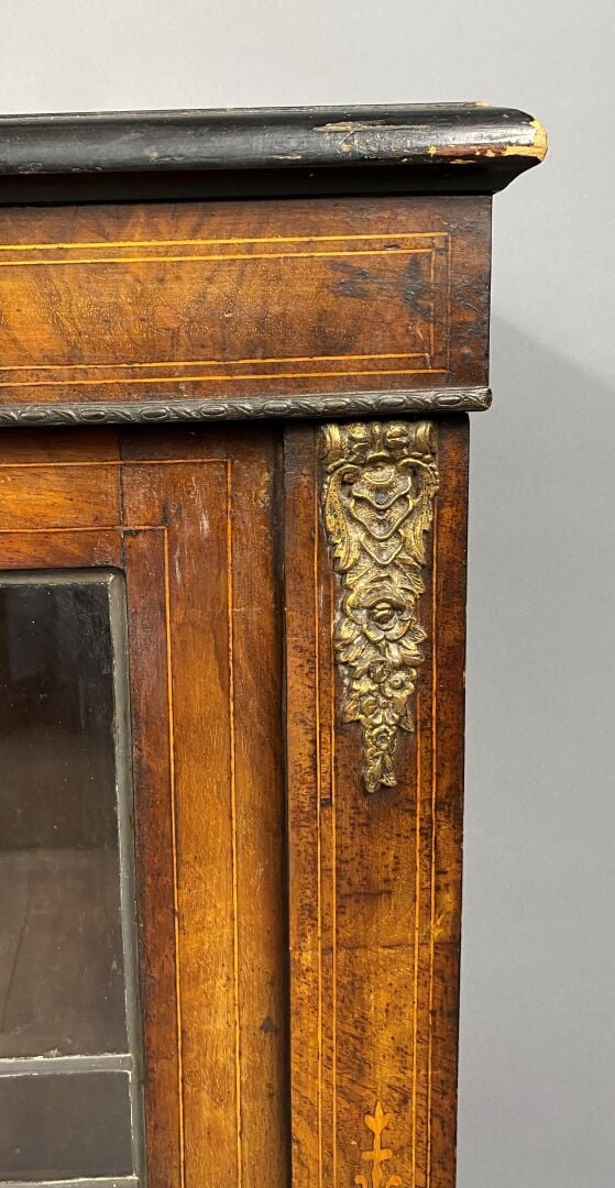 Vitrine à hauteur d'appui en bois de placage à décor marqueté et filets de bois…