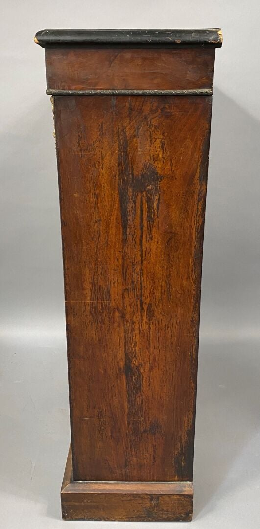 Vitrine à hauteur d'appui en bois de placage à décor marqueté et filets de bois…