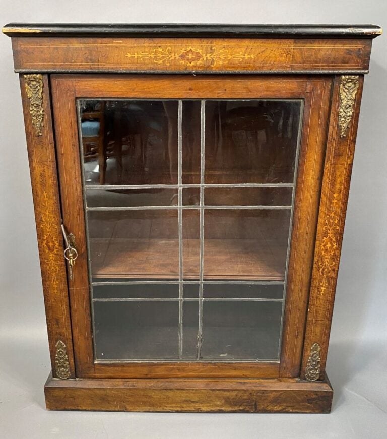 Vitrine à hauteur d'appui en bois de placage à décor marqueté et filets de bois…