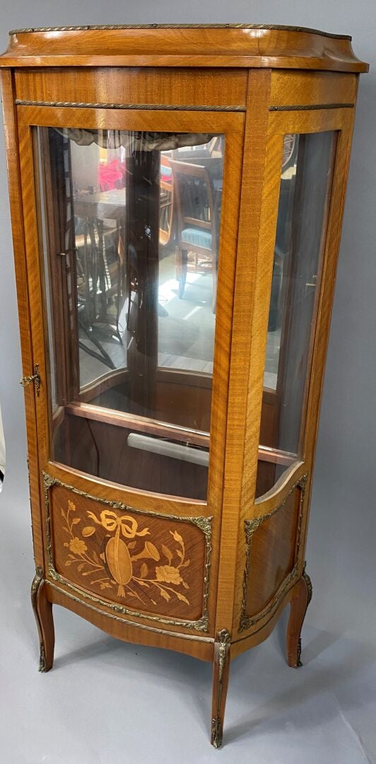 Vitrine de forme galbée en bois de placage ouvrant à une porte partiellement vi…