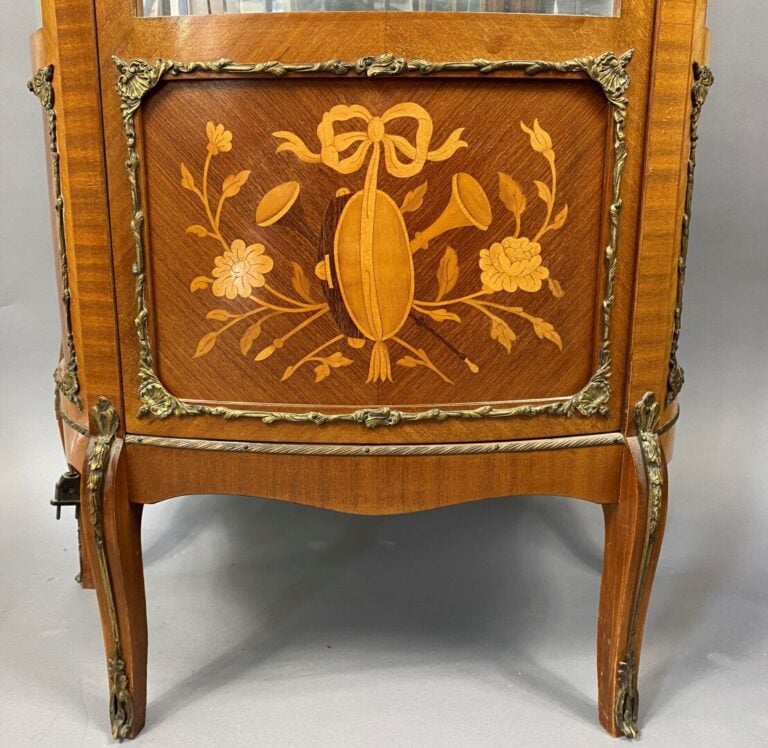 Vitrine de forme galbée en bois de placage ouvrant à une porte partiellement vi…