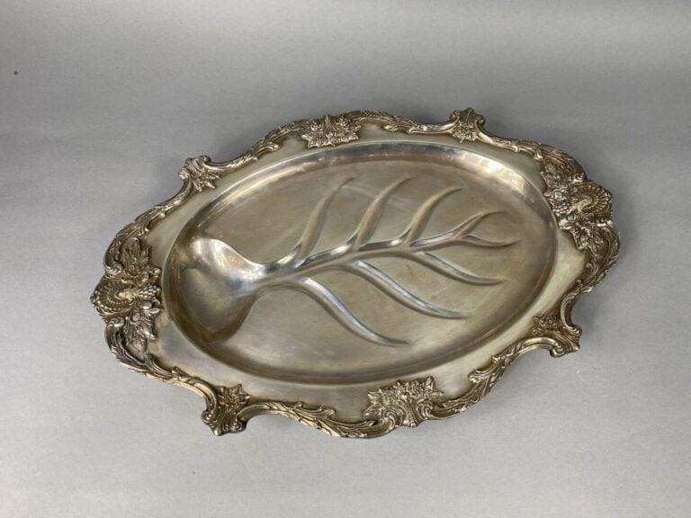 WALLACE - Plat à asperges en métal argenté à décor de rinceaux feuillagés - Mar…