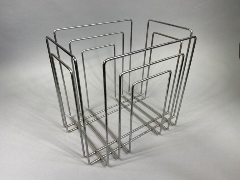 Willi GLAESER (1940-2015) - Paire de porte-revues en métal chromé - 34 x 38 x 3…