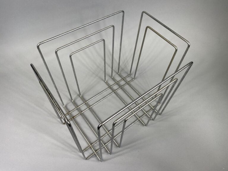 Willi GLAESER (1940-2015) - Paire de porte-revues en métal chromé - 34 x 38 x 3…