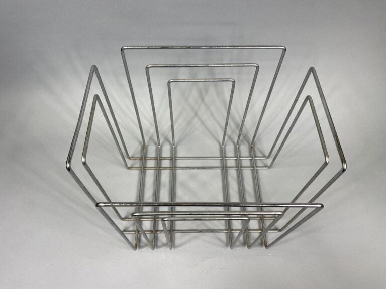 Willi GLAESER (1940-2015) - Paire de porte-revues en métal chromé - 34 x 38 x 3…