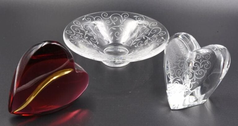 1°/ Coeur, modèle «Michelangelo», en cristal gravé de rinceau