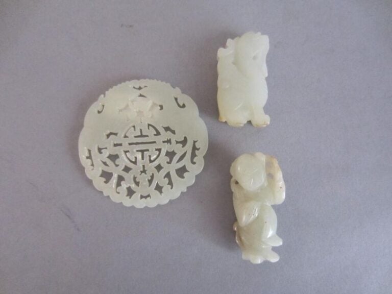 1 pendentif en jade ajouré et deux sujets en jade (enfant et dragon)
