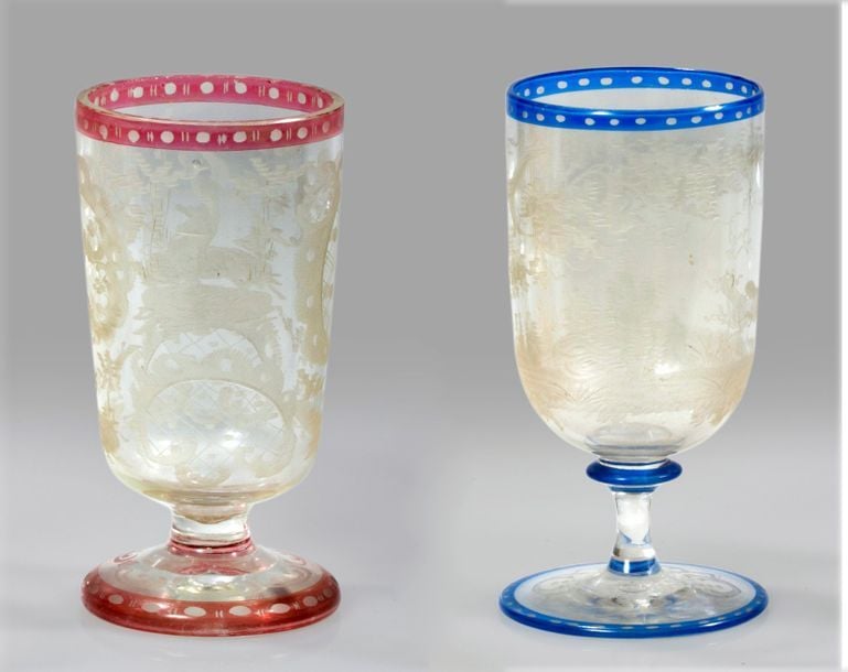 1°/ Verre à pied en verre gravé d'un chien courant dans un paysage sylvestre; bord du pied et buvant ornés d'un bandeau ponctué cémenté ble