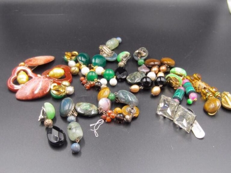 11 paires de clips d'oreilles avec perles ou pierres dures