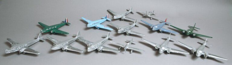 12 avions jouets en aluminium poli ou peint, de marque inconnue ; Potez, Bloch, Dewoitin