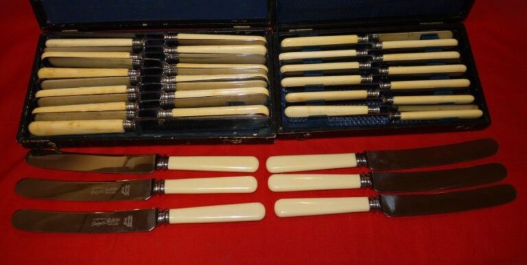 12 Couteaux de table et 12 couteaux à fromage, manche ivoire